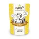Die Verpackung von Betty's Landhausküche Katzenfutter zeigt einen Koch und eine Katze, mit Text über Geflügel, Borretschöl, Taurin und Katzenfutter für Erwachsene.