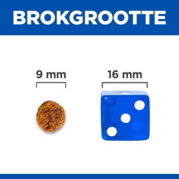 Afbeelding die een huisdiervoedselbrokje toont naast een blauwe dobbelsteen voor maatvergelijking, met brokjes van 9 mm en dobbelsteen van 16 mm. Tekst leest 'BROKGROOTTE.'