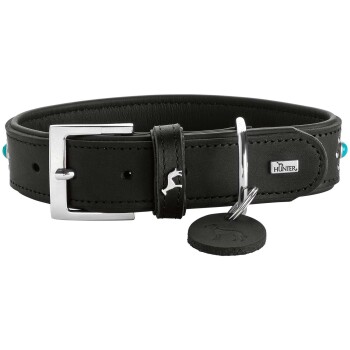 Schwarzes Lederhalsband für Hunde mit einer silbernen Schnalle und einem Anhänger mit einem Hundesilhouette, markiert mit "HUNTER."