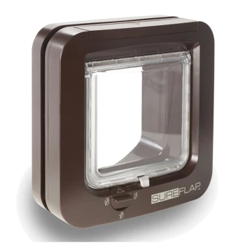 Braune Haustiertür mit einer transparenten Klappe, mit einem Bedienfeld mit Symbolen und dem Markennamen "SUREFLAP" sichtbar.