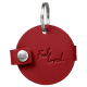 Roter Leder-Haustieranhänger mit einem silbernen Druckknopf und Schlüsselring, geprägt mit dem Satz "Feel loved."
