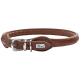 Braunes Leder-Hundehalsband mit einer silbernen Schnalle und einem kleinen "HUNTER"-Logo-Anhänger.