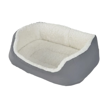 Lit pour animaux de compagnie gris avec un intérieur doux et duveteux blanc, conçu pour que les petits animaux se reposent confortablement.