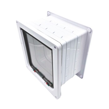 Weiße Haustiertür mit einer transparenten Klappe, ausgestattet mit einem mehrschichtigen Design und einem farbigen Verriegelungsmechanismus am Boden.