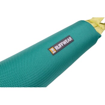 Eine Nahaufnahme eines türkisfarbenen Hundespielzeugs mit einem gelben Ende, mit einem schwarz-weißen "RUFFWEAR"-Logo.