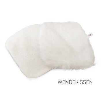 Ein wendbares Haustierkissen mit einer weichen weißen Fleece-Seite und einer flauschigen weißen Fellseite, beschriftet mit "WENDEKISSEN."