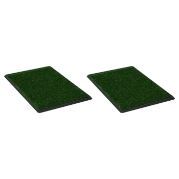 Zwei rechteckige Haustier-Trainingspads mit künstlichen Grasoberflächen, in Schwarz gerahmt, nebeneinander auf einem weißen Hintergrund platziert.