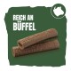 Twee textuurrijke hondensnacks op een groene achtergrond, met vetgedrukte witte tekst "REICH AN BÜFFEL" (rijk aan buffel).