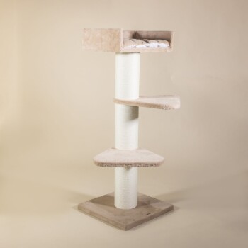 Ein beiger Katzenbaum mit drei Plattformen und einem gemütlichen oberen Platz, mit einem weichen Stoffbezug und einem stabilen Sockel.