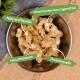 Schüssel mit Haustierfutter mit Fleischstücken, gekennzeichnet mit "Nährstoffquelle", "ohne Konservierungsmittel", "naturbelassen" und "Proteinquelle".