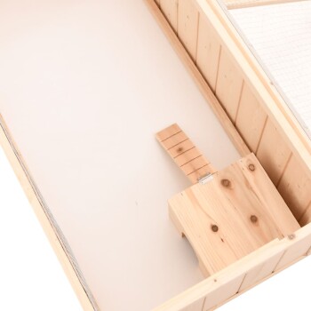 Innenansicht eines hölzernen Haustiers mit einer kleinen Holzplattform und einer Rampe, entworfen für kleine Tiere.