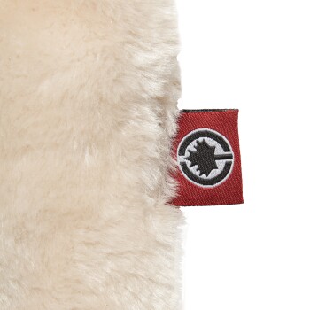 Nahaufnahme eines weichen, cremefarbenen Haustierspielzeugs mit einem roten Etikett, das ein schwarzes Logo zeigt, ideal für den Komfort und das Spiel von Haustieren.