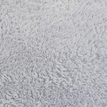 Weiche, flauschige graue Haustierbettoberfläche, ideal für den Komfort von Haustieren.