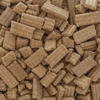 Nahaufnahme von verschiedenen braunen Haustierfutterpellets, rechteckig und gerippt, die über eine Oberfläche verstreut sind.