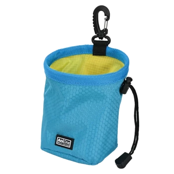 Blaue, hexagonal gemusterte Leckerli-Tasche für Haustiere mit gelbem Innenraum, mit einem Clip und einem Kordelzugverschluss, beschriftet mit "AniOne."