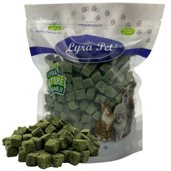 Lyra Pet-Tüte mit grünen Würfel-Katzenleckerlis, Haufen Würfel, drei Katzenfotos, Aufschriften Lyra Pet und Nature Power