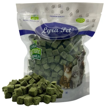 Lyra Pet-Tüte mit grünen Würfel-Katzenleckerlis, Haufen Würfel, drei Katzenfotos, Aufschriften Lyra Pet und Nature Power