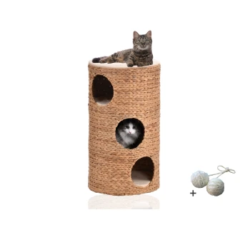 Ein geflochtener Katzenbaum mit drei runden Öffnungen und einer plüschigen Oberseite, auf dem eine getigerte Katze entspannt, begleitet von zwei Spielbällen.
