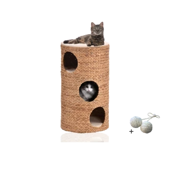 Ein geflochtener Katzenbaum mit drei runden Öffnungen und einer plüschigen Oberseite, auf dem eine getigerte Katze entspannt, begleitet von zwei Spielbällen.
