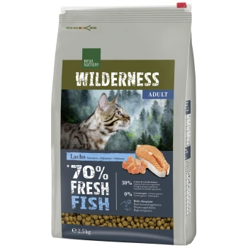 Torba z jedzeniem dla kotów oznaczona "Wilderness Adult" z tabby kotem, z tekstem podkreślającym "70% Świeżej Ryby" i "Lachs Saumon Salmon."