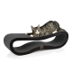 Ein eleganter, moderner Katzenkratzer in schwarzer Ausführung mit geschwungenem Design, mit einer entspannten getigerten Katze, die oben liegt.