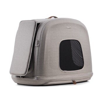 Graue Haustiertrage mit einem Netzfenster und einer seitlichen Klappe, entworfen für Komfort und Belüftung.