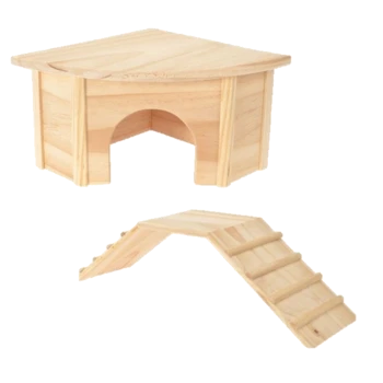Holzversteck für Haustiere mit einem dreieckigen Dach und einer angebauten Rampe, entworfen für kleine Tiere.