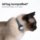 Nahaufnahme einer Siamkatze mit einem grauen Halsband und einem schwarzen AirTag-Halter, beschriftet mit "AirTag kompatibel*" und "Geschütztes Design von LucyBalu."