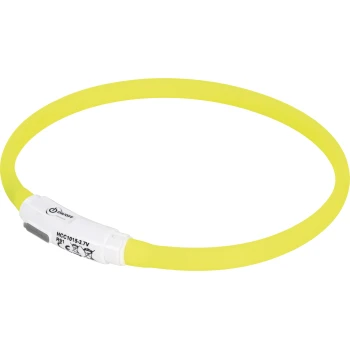 Helle gelbe Haustierhalsband mit einem weißen Ein/Aus-Schalter, entworfen für Sichtbarkeit während der Spaziergänge.