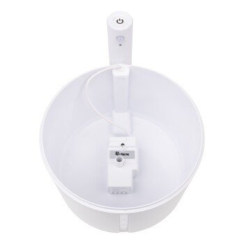 Weiße Haustier-Wasserfontäne mit einer Pumpe und einem Netzschalter, mit einem kreisförmigen Becken-Design und einem zentralen Wasserkreislaufsystem.