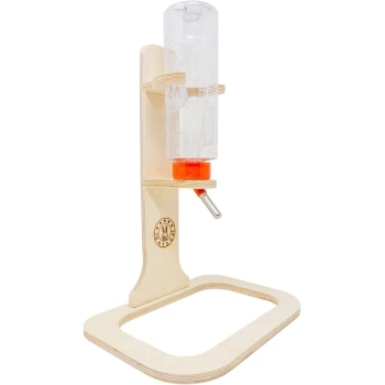 Holzhalter für Haustierwasserflasche mit einer klaren Plastikflasche, mit einer orangefarbenen Basis und Auslauf, markiert mit "Getzoo."