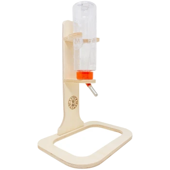 Holzhalter für Haustierwasserflasche mit einer klaren Plastikflasche, mit einer orangefarbenen Basis und Auslauf, markiert mit "Getzoo."