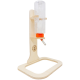Holzhalter für Haustierwasserflasche mit einer klaren Plastikflasche, mit einer orangefarbenen Basis und Auslauf, markiert mit "Getzoo."