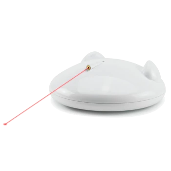 Ein weißes, katzenförmiges Laserpointer-Spielzeug mit einem roten Laserstrahl, der von vorne ausgeht, entworfen für das Spielen mit Haustieren.