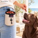 Nahaufnahme des Stoffes eines Hundebettes, das das "tierlando"-Logo und einen schwarzen verstellbaren Riemen mit einem Plastikclip zeigt.