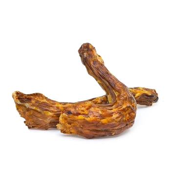 Eine Nahaufnahme eines natürlichen Hundekauartikels, der einem gedrehten Knochen ähnelt, mit einer reichen braunen Farbe und einer leicht glänzenden Oberfläche.