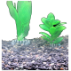 Zwei künstliche Aquarienpflanzen, eine hoch und blättrig grün, die andere kürzer mit breiten Blättern, vor einem schwarzen Hintergrund und kieselartigem Substrat.