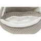 Gros plan sur un lit pour animal de compagnie confortable avec un extérieur gris matelassé et un intérieur blanc doux, présentant une ouverture zippée pour un nettoyage facile.