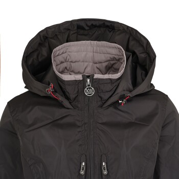 Eine Nahaufnahme einer schwarzen Kapuzenjacke mit grauem Innenfutter, die einen Reißverschluss vorne und verstellbare Kordelzüge aufweist.