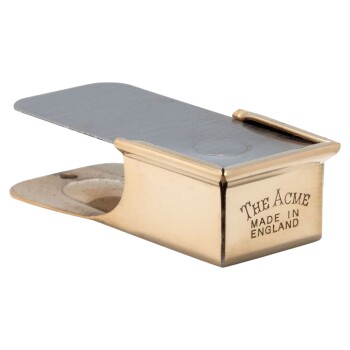 Die Acme Messing-Hundepfeife mit einem schiebbaren Metalldeckel, hergestellt in England, gezeigt vor weißem Hintergrund.