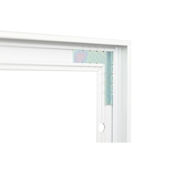 Weißer Haustier-Türrahmen mit einem bunten, gemusterten Einsatz, der ein Detail aus der Ecke und ein kreisförmiges Loch zur Installation zeigt.