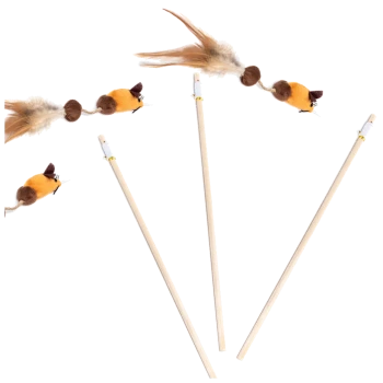 Drei Katzenspielzeuge mit Holzstäben, an denen bunte mausförmige Plüschspielzeuge und Federn befestigt sind, die für interaktives Spielen entworfen wurden.