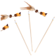 Drei Katzenspielzeuge mit Holzstäben, an denen bunte mausförmige Plüschspielzeuge und Federn befestigt sind, die für interaktives Spielen entworfen wurden.