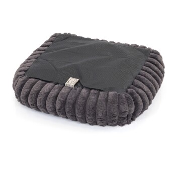 Graues, rechteckiges Plüsch-Haustierbett mit gerippten Seiten und rutschfestem schwarzem Boden mit der Aufschrift "Molly Mutt."