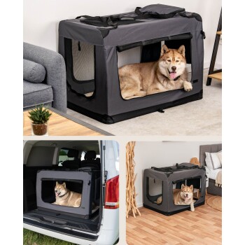 Eine dunkelgraue tragbare Hundebox mit Netzfenstern und einem entspannten Hund, gezeigt neben einem Sofa, in einem Auto und in einem Wohnzimmer.