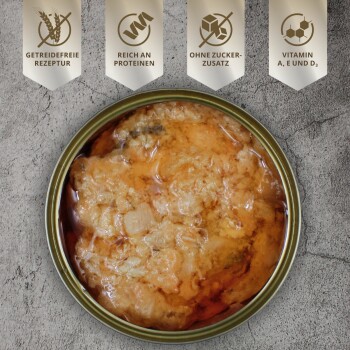 Eine weiße Schüssel gefüllt mit einer stückigen, feuchten Haustierfuttermischung mit Fleisch- und Gemüsestücken, mit einem goldenen "PREMIUM"-Label in der Ecke.