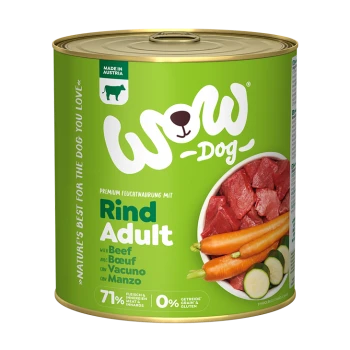 Blik 'WOW Dog' rundvlees hondenvoer op een groene achtergrond, met vlees en groenten, gelabeld '71% vlees' en '0% granen & gluten.'