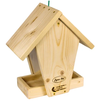 Holz-Vogelfutterspender in Form eines Hauses, mit einem geneigten Dach und einer Futterplatte am Boden, beschriftet "Lyna Pet."