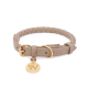 Ein stilvoller beiger geflochtener Lederhalsband für Hunde mit einer goldenen Schnalle und einem runden goldenen Anhänger mit einem 'W'-Logo.