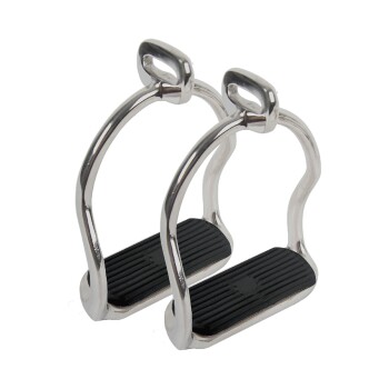 Ein Paar glänzende Metallsteigbügel mit schwarzen Gummisohlen, die für das Reiten entworfen wurden, auf einem weißen Hintergrund präsentiert.